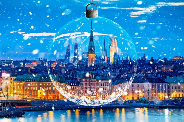 ストックホルムのスカイラインの夜の雪の景色ガラスクリスマスボール スウェーデンの首都のクリスマスの時間 — ストック写真