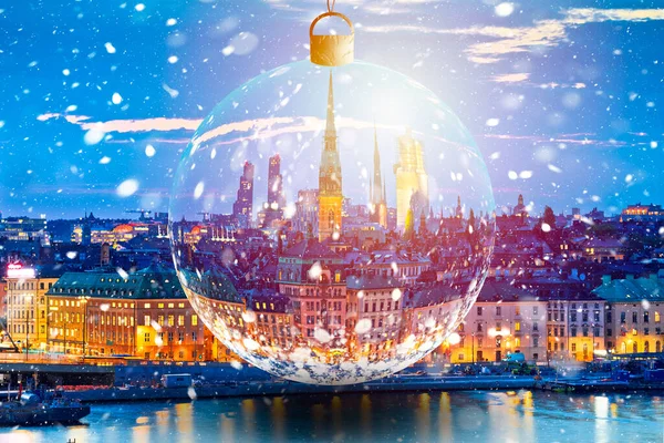 ストックホルムのスカイラインの夜の雪景色ガラスのクリスマスボール明るい光 スウェーデンの首都の夏時間 — ストック写真