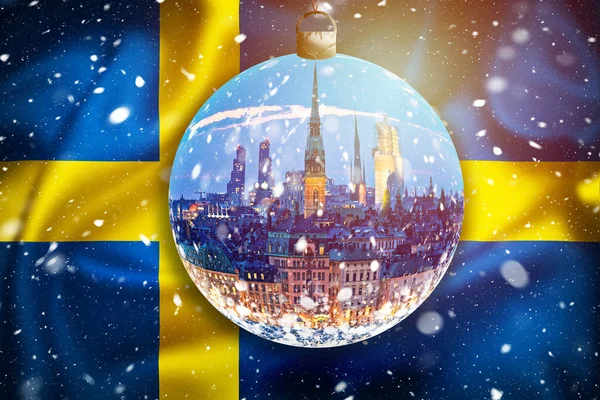 スウェーデンの国旗の夜の雪景色ガラスのクリスマスボール スウェーデンの首都のクリスマスの時間 — ストック写真