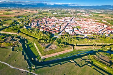 Palmanova savunma duvarları ve siperler havadan panoramik manzara, Friuli Venezia Giulia bölgesindeki UNESCO dünya mirası sahası