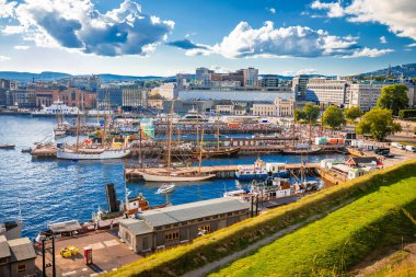 Oslo 'nun Aker Brygge' deki manzaralı limanı Norveç 'in başkenti tepeden görünüyor.