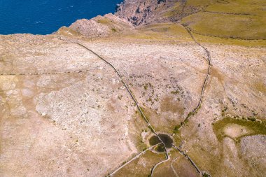 Hırvatistan 'ın Krk adasının Baska kentinin üzerindeki Ay Platosu' nda Lokva Diviska taş çöl vahası ve taş alçıpan