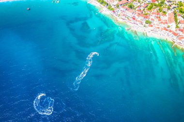 Baska hava manzaralı Jet ski plajı eğlencesi, Hırvatistan 'ın Krk Adası