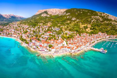 Baska turkuvaz kenti kıyı manzarası, Hırvatistan Krk takımadası adası