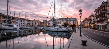 Kuzey Adriyatik, İtalya Grado Panoramik Manzarası 'nda Altın Şafak