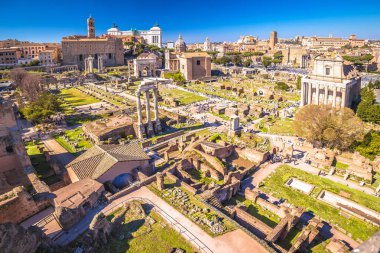 Roma 'nın tarihi kalıntıları Roma Forumu' na yukarıdan bakıyor, İtalya 'nın başkenti Roma' nın ebedi kenti.