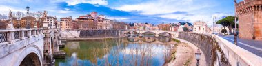 Roma Tiber Nehri ve Sant Angelo Köprüsü panoramik manzara, İtalya 'nın sonsuz şehri ve başkenti