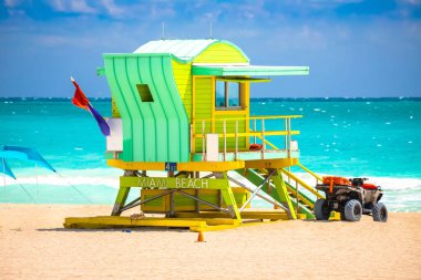 Miami Sahili renkli kumsal ve cankurtaran manzarası, Florida Eyaleti, Amerika Birleşik Devletleri