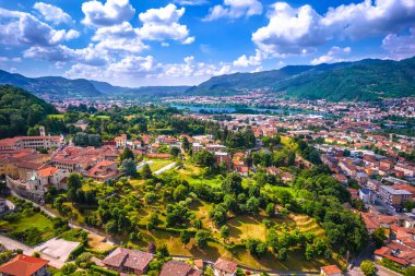 Calolziocorte kasabasının panoramik manzarası, Lombardy bölgesindeki Como Gölü