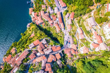 İtalya 'nın Lombardy bölgesindeki Como Gölü hava manzaralı uçurumlar ve dere şelaleleri üzerindeki Nesso kasabası.