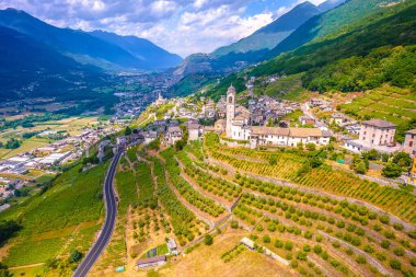 Poggiridenti köyü hava manzaralı, Sondrio ili, Dolomite Alpleri, İtalya