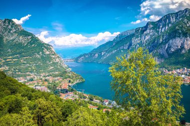 İtalya 'nın Lombardy bölgesinde Lecco yakınlarında Como Gölü manzaralı panoramik manzara