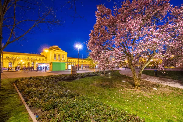 クロアチアの首都ザグレブの夕景のトミスラフ王広場 — ストック写真