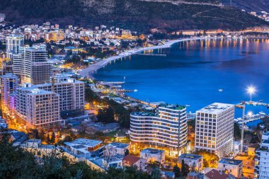 Budva plajı ve modern kıyı şeridi mimari akşam manzarası, Karadağ takımadası