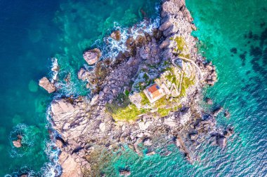 Petrovac hava manzaralı Katiç adasındaki kayalıklardaki kilise, Karadağ takımadası