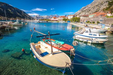 Boka Kotorska ve Kotor kıyı şeridi kenti Karadağ kıyı şeridi manzaralı