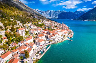 Boka Kotorska körfezi havacılık manzaralı, Karadağ takımadası manzaralı Perast kasabası