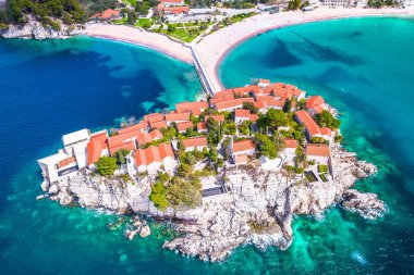 Sveti Stefan tarihi ada köyü ve sahil manzarası, Karadağ takımadası