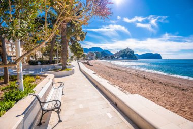 Petrovac plajı ve kıyı şeridi manzaralı Karadağ takımadası
