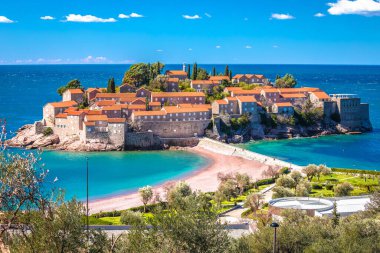 Sveti Stefan tarihi ada köyü ve sahil manzarası, Karadağ takımadası 