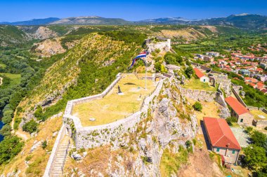 Knin kalesi Krka nehri havadan manzaralı, Hırvatistan 'ın ikinci büyük kalesi.