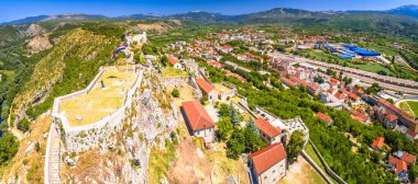 Hırvatistan 'ın en büyük ikinci kalesi olan Knin kenti ve kalenin panoramik manzarası