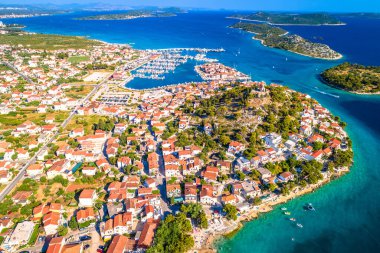 Eski Tribunj kasabası ve orta Dalmaçya hava manzaralı takımadaları, Hırvatistan 'ın Adriyatik kıyıları