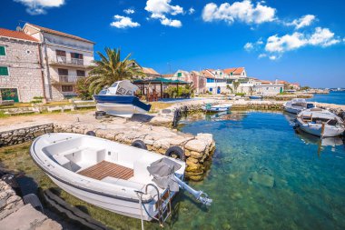 Krapanj adası manzaralı balıkçı köyü, Hırvat Sibenik takımadası, deniz süngeri hasat köyü