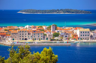 Krapanj köyü panoramik manzarası, deniz süngeri hasat köyü, Hırvat Sibenik takımadası