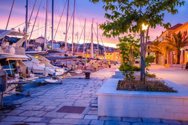 Dugi Otok adasındaki Sali köyü. Renkli liman manzarası, Dalmaçya takımadası Hırvatistan