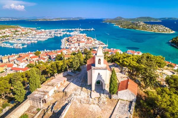 丘の上のトリブンジ教会のダルマチアの町と素晴らしいターコイズ諸島の航空写真 クロアチアのダルマチア地域 — ストック写真