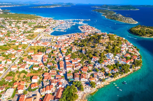 克罗地亚亚得里亚海沿岸地区的Tribunj老城和达尔马提亚中部航空景观群岛 — 图库照片