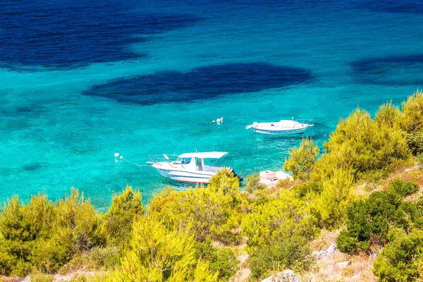 克罗地亚达尔马提亚群岛Primosten视图附近岛屿上的Idyllic Adriatic石滩 — 图库照片