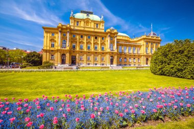 Zagreb. Hırvatistan Cumhuriyeti kare çiçek bahçesi ve Hırvatistan Ulusal Tiyatrosu manzarası, Hırvatistan 'ın ünlü başkentinin simgeleri