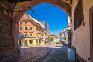 Freiburg im Breisgau tarihi kaldırımlı sokak ve renkli mimari manzarası, Almanya 'nın Baden Wurttemberg bölgesi