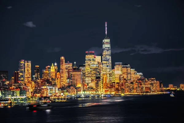 ニューヨークの壮大なスカイラインアメリカ 黄色のライトとモノクロームの夜景 — ストック写真