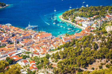 Eski Hvar Körfezi kasabası ve liman manzarası, Hırvatistan Dalmaçya takımadası