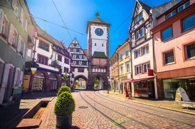 Freiburg im Breisgau tarihi kaldırımlı sokak ve renkli mimari manzarası, Almanya 'nın Baden Wurttemberg bölgesi