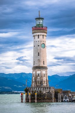 Almanya 'nın Bavyera bölgesindeki Bodensee Gölü liman girişi deniz feneri manzaralı Lindau kasabası