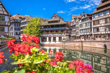Strasbourg Kanalı 'nın tarihi mimarisi Fransa' nın Alsace bölgesindeki tarihi küçük Fransız semtinde.