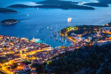 Hvar çatılarının hava manzarası ve liman akşam manzarası, Hırvatistan Dalmaçya takımadası