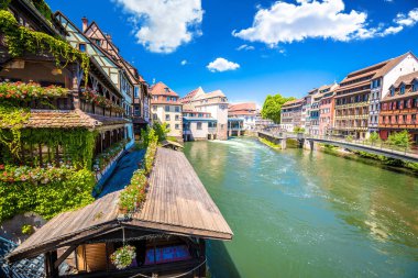 Strasbourg Kanalı 'nın tarihi mimarisi Fransa' nın Alsace bölgesindeki tarihi küçük Fransız semtinde.