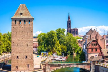 Strasbourg manzaralı nehir kanalı ve mimari manzarası, Fransa 'nın Alsace bölgesi