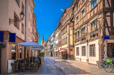 Strasbourg 'un tarihi şehir merkezinin renkli caddesi, Fransa' nın Alsace bölgesi