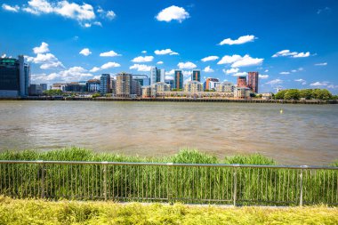 Thames nehri ve Canary Wharf manzarası Londra 'da, İngiltere' nin başkenti.