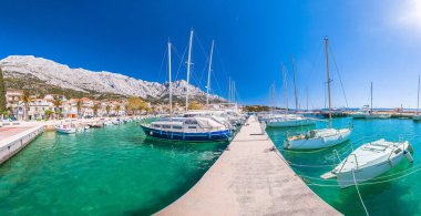 Hırvatistan 'ın Dalmaçya bölgesindeki Makarska Riviera panoramik manzarasında Baska voda liman kıyısı yelkencilik hedefi
