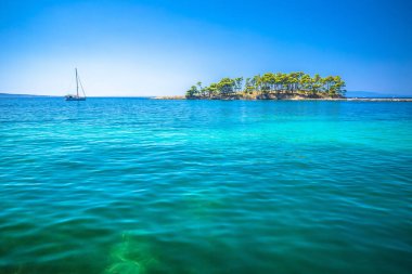 Rab takımadası adasındaki Idyllic yelken adası, Hırvatistan takımadalarından oluşan turkuaz deniz