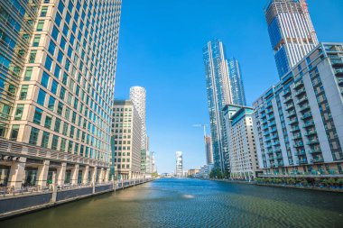 Londra 'nın Canary Wharf finans bölgesi gökdelenler ve kanal manzarası, Birleşik Krallık' ın başkenti