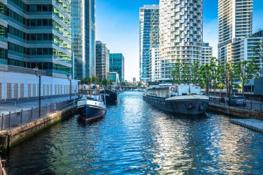 Londra 'nın Canary Wharf finans bölgesi gökdelenler ve kanal manzarası, Birleşik Krallık' ın başkenti