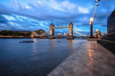Londra 'daki Tower Bridge ve Thames nehri akşam manzarası, İngiltere' nin başkenti.